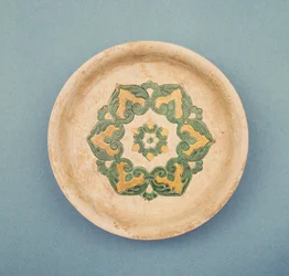 Kinesisk tilbudsfad, med indskårne linjer for at forhindre, at farven løber, Tang-dynastiet, 618-906 (lertøj)