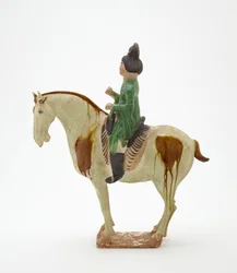 Mand til hest, Tang-dynastiet, ca. 700-750 (lertøj med bly-silikatglasurer og malede detaljer)