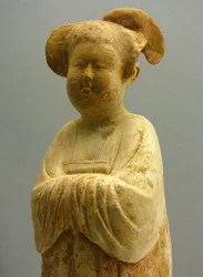 Bemalet og forgyldt keramik, kvindelig figur, Tang-dynastiet (618-907), Shanghais Nationalmuseum. Fotografi af Léonard de Selva, Kina, 2006.