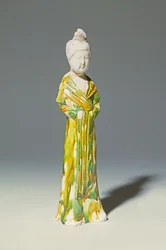 Sancai bleg keramikfigur af en stående hofdame, Tang-dynastiet (keramik)