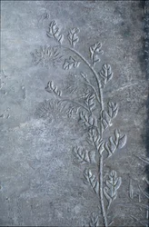Stele indgraveret med et krisantem, blomster og blade, 618-907 (sten)