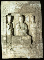 Stele, der repræsenterer Buddha omgivet af sine to ledsagere, 618-907 (kalksten)