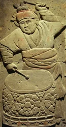 Terracotta stele med musiker, Tang-dynastiet (618-907), opdaget i Shaanxi-provinsen, Steles Forest Museum i Xian. Fotografi, Leonard de Selva, Kina, 2006.