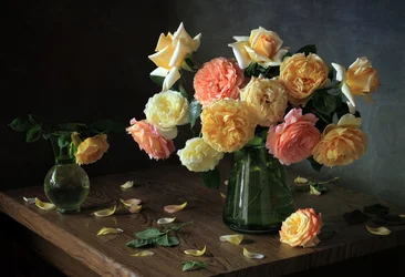 Stilleben med en stemningsfuld rose