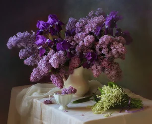 Lilla syrener og iris – stilleben