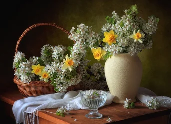 Stilleben med forårsblomster