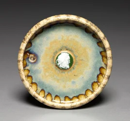 Fad med hvid og grøn kameo, ca. 1895 (stentøj og porcelæn)