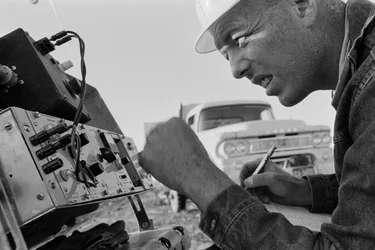 Mineralog undersøger data i Morenci-minen for Phelps Dodge Smelter Douglas Arizona