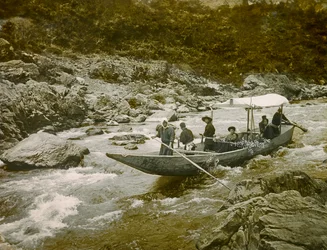 En båd i Hozu-flodens strømfald, Kyoto ca. 1900 - 1915 (fotografi)