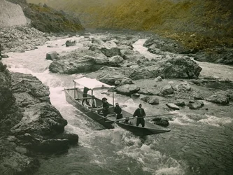 En båd i Hozu-flodens strømfald, Kyoto ca. 1900 - 1915 (fotografi)