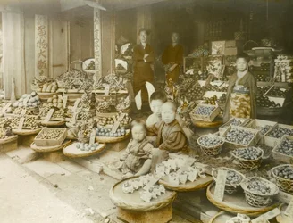 En frugtbutik i Japan, ca. 1900-1915 (fotografi)