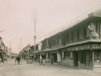 En indkøbsgade i Motomachi-distriktet i Kobe, ca. 1900-1915 (fotografi)