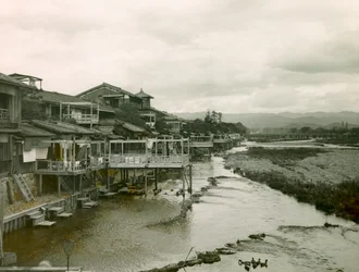 Hus ved Kamo-Gawa-floden nær Kyoto, ca. 1900-1915 (fotografi)