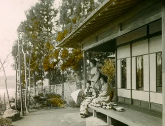 Japansk familie foran deres hjem, ca. 1900 - 1915 (fotografi)