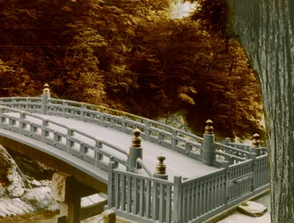 Shinkyo (den hellige bro) i byen Nikko, ca. 1900-1915 (fotografi)