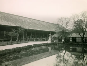 Udsigt over det buddhistiske tempel Sanjusangen-do, Kyoto, ca. 1900 - 1915 (fotografi)