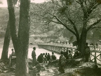 Udsigt til Togetsukyo-broen over Katsure-floden i Arashiyama, ca. 1900 - 1915 (fotografi)