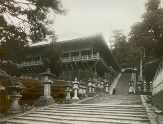 Udsigt over det buddhistiske tempel på pæle i Nara, ca. 1900 - 1915 (fotografi)