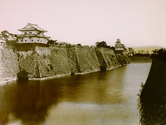 Udsigt over slottet og voldgraven i Osaka, ca. 1900 - 1915 (fotografi)