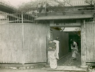 Ung japansk kvinde på besøg hos en ven, ca. 1900 - 1915 (fotografi)