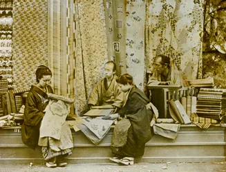 Silkesælger i Japan, ca. 1900 - 1915 (fotografi)