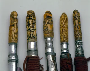 Ornamentale kniv- og sværdskæfter, Nordthailand