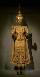Buddha-parade gør gestus af fraværet af frygt for begge hænder
