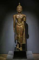 Buddha gående. Thailand. Thai kunst af Sukhothai, 15.-16. århundrede