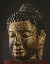 Kæmpe Buddha hoved med lukkede øjne, Srivijaya stil
