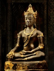 Lanna Buddha prydet med regalier