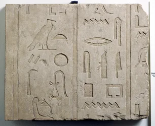 Fragment af en hieroglyfisk inskription, 25.-26. dynasti, ca. 715-525 f.Kr. (kalksten)