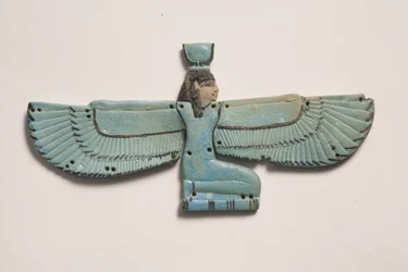 Pectoral af den bevingede gudinde Isis (fajance)