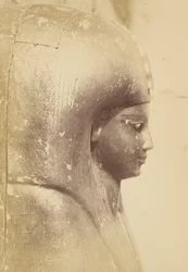 Nærbillede af sarkofagen af dronningen Aah-Hotep (profil)