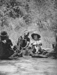Lytter til grammofonen, Bulawayo til Dett, Rhodesia, c1924-c1925 1927