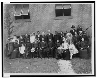 Medlemmer af First Congregational Church, Atlanta, Georgia, poserede uden for murstenskirken