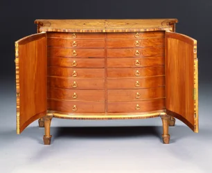 En af et par George III-kommoder (harewood & Kingwood)