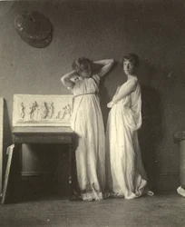 To kvindelige modeller i klassisk kostume med Eakins