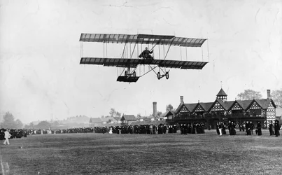 Grahame White fløj med sin maskine fra Ranelagh Club, samme år som Manchester-flyvningen, 1910