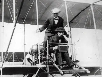Thomas E. Grant og Lewis Turner i en flyvemaskine for at fotografere formørkelsen, 1912