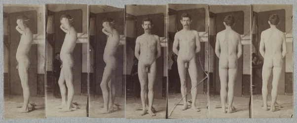 Fotografier af en stående mandlig nøgenmodel („Joseph Smith“)