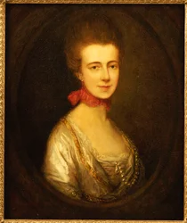 Portræt af Miss Boone, iført en hvid kjole med guldbroderi og perlekæde, et rødt bånd om halsen
