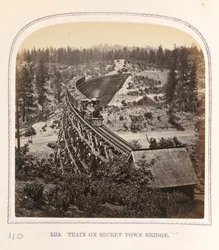 Tog på Secret Town Bridge
