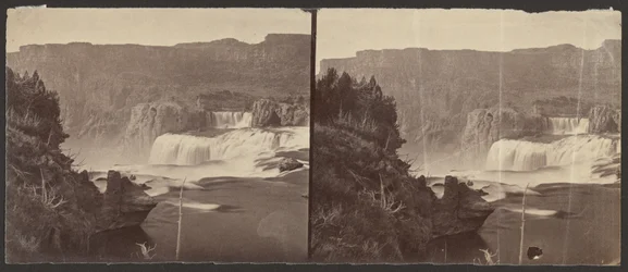 [Shoshone Falls, Snake River, Idaho, udsigt ved middagstid, tilstødende klippevægge omkring 1.000 fod høje]