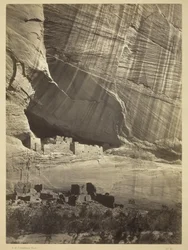 Gamle ruiner i Canyon de Chelly, N.M., i en niche 50 fod over den nuværende Canyon seng, 1873