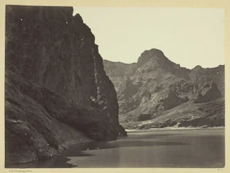 Black Cañon, Coloradofloden, udsigt nedstrøms nær lejr 7. Udforskninger i Nevada og Arizona, ekspeditionen i 1871. Løjtnant Geo. M. Wheeler, kommanderende.