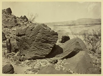 Klippe udhugget af drivende sand, under Fortification Rock, Arizona