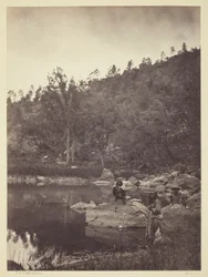 Udsigt over Apache Lake, Sierra Blanca Range, Arizona, to Apache-spejdere i forgrunden