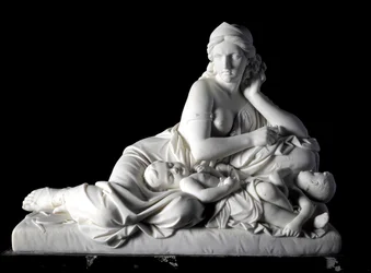 Medee tænker på at dræbe sine børn Marmorskulptur af Tommaso Solari (1820-1897) 1863. Dim. 60x80x38 cm Fra Prince Odone di savoias samling. Genes, Art Gallery Moderna, inv. 744