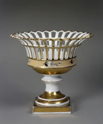 Frugtkurv, ca. 1826-1838 (hårdt-pasta porcelæn med emalje og forgyldning)