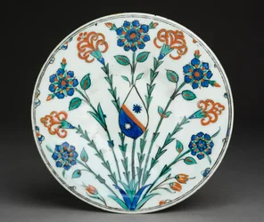 Fad med europæisk våbenskjold, Iznik ware, tyrkisk, ca. 1570 (stenpasta med polykrom under glasur)